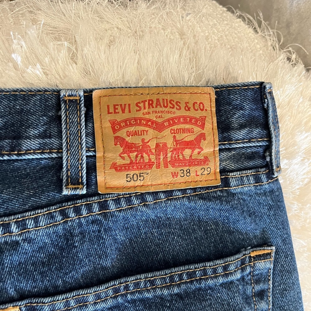 Levi’s 38x29, barely worn.